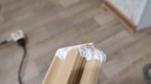 Как закрепить заглушку для плинтуса, чтобы она не отлетала?