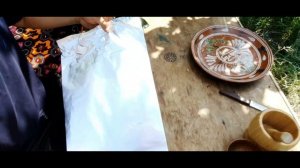 Мы приготовили курицу целиком, закопав ее в землю. Вкус очень вкусный.