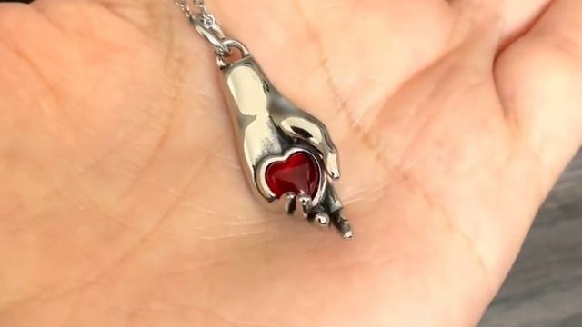 Красивый стальной кулон на цепочке "Сердце в ладони" от StarfallShop