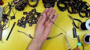 DIY Как сделать браслет из кожи с бусиной из кости своими руками