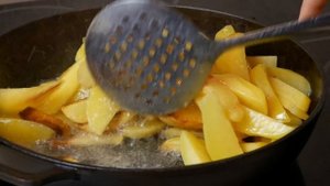 Наш любимый завтрак. Жареная КАРТОШЕЧКА с САЛОМ, цыганка готовит.Gipsy cuisine.