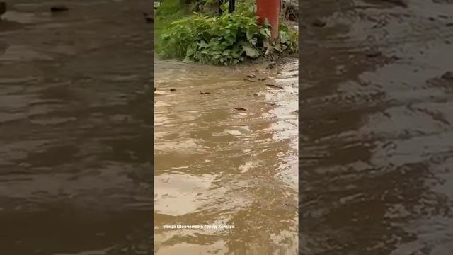 ужасная дорога в районе дома Шевченко 6 города Холмск. Район больницы Водники.