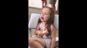 Девочка спит и ест мороженое