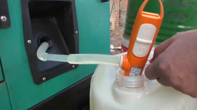 Заправка генератора портативным насосом Koshin смотреть онлайн