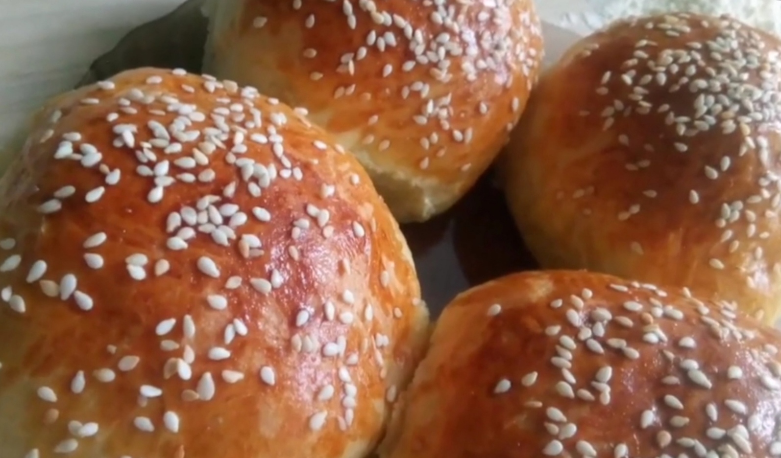Булочки с кунжутом для бургеров. Простой домашний рецепт.