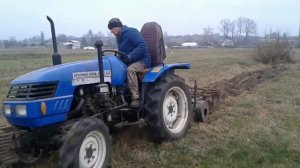 Мини трактор DongFeng DF 244 работает на заброшенном поле Mini tractor DongFeng DF 244 runs at an a