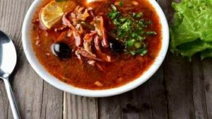 Назван опасный для здоровья суп. Сборка. Солянка. Разносол. Колбаса. Оливки. Лимон. Томат. Помидоры