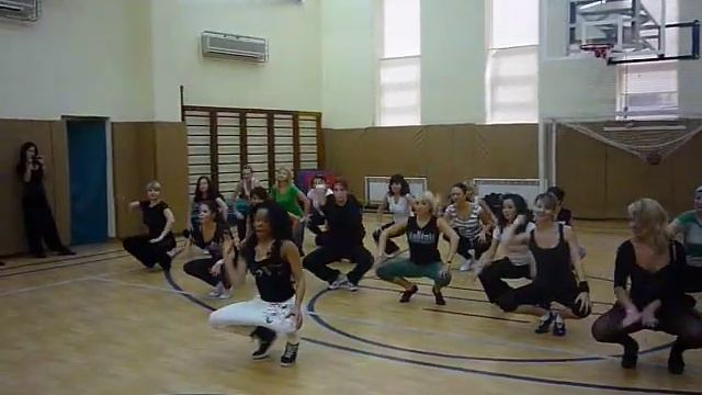 Diana Rodriguez - reggaeton for girls-2.MOV смотреть онлайн