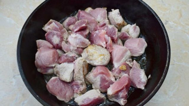 Свинина кусочками жареная на сковороде с луком