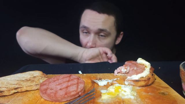 МУКБАНГ ЯИЧНИЦА С КОЛБАСОЙ