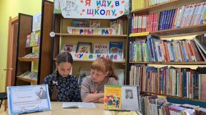 Подружки идут в школу