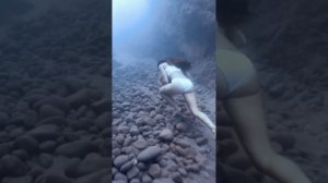 Девушка ныряет на страшную глубину