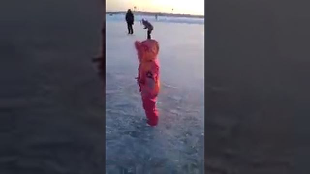 Арина первый раз встала на коньки ))) а телефон не во время замерз и отключился ) смотреть онлайн