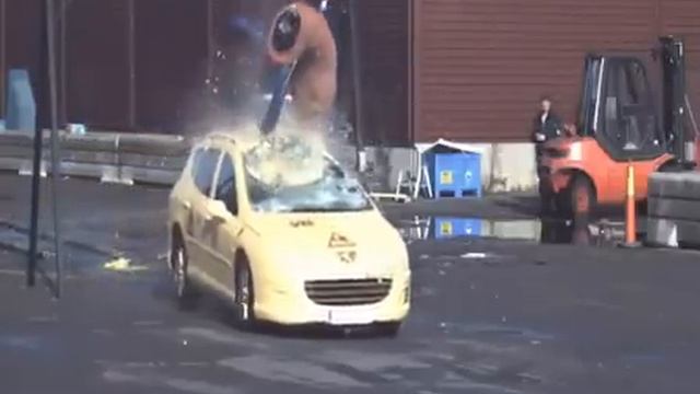 Elk/Moose Crash Test - Peugeot 407 Estate (70 Km/h) смотреть онлайн