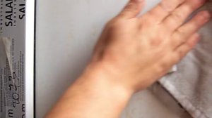 Удаление малярного скотча с пластиковой двери