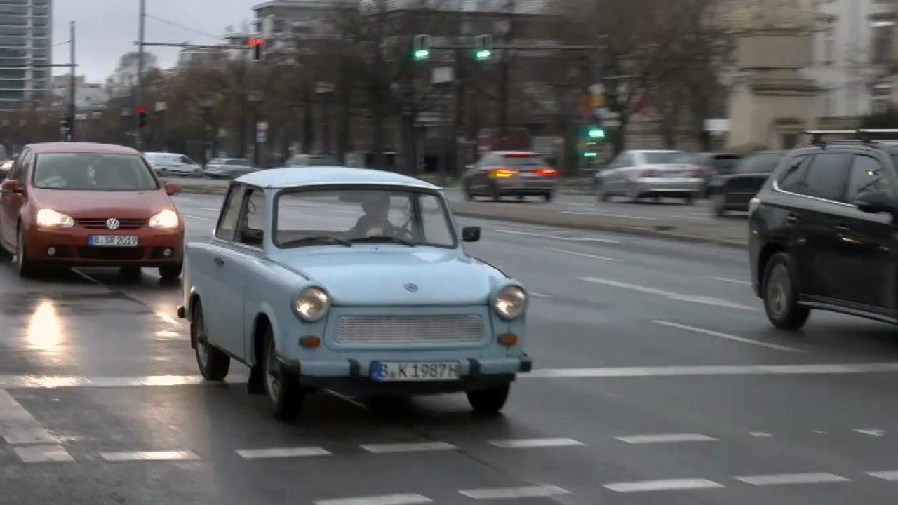 В Германии новую волну популярности переживает поч...й и давно не выпускающийся автомобиль "Трабант"