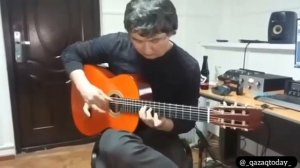 Игра Казаха на гитаре виртуозно ,как бутто это домбра . Класс!!!