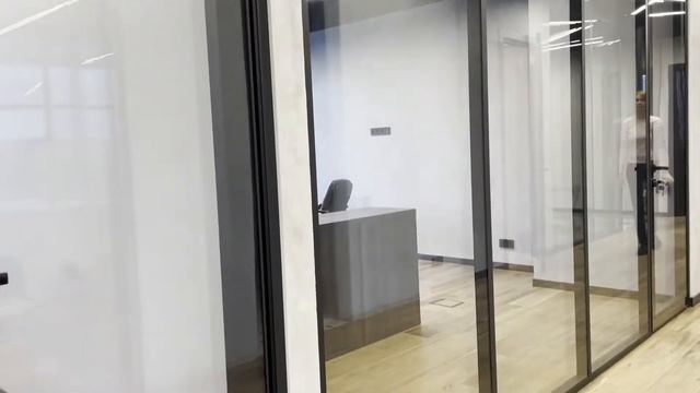 Возведение дверей и перегородок из стекла для кабинетов офиса в рекордные сроки