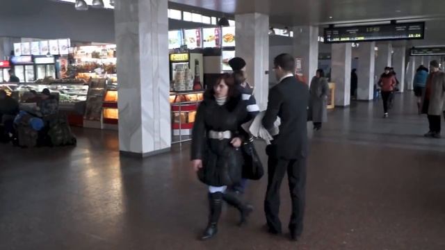 Раздача газет, Киев, Южный вокзал смотреть онлайн