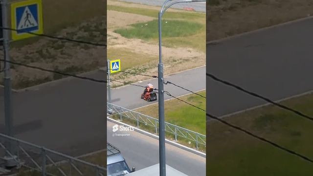 Рабочий на маленькой машинке #shorts