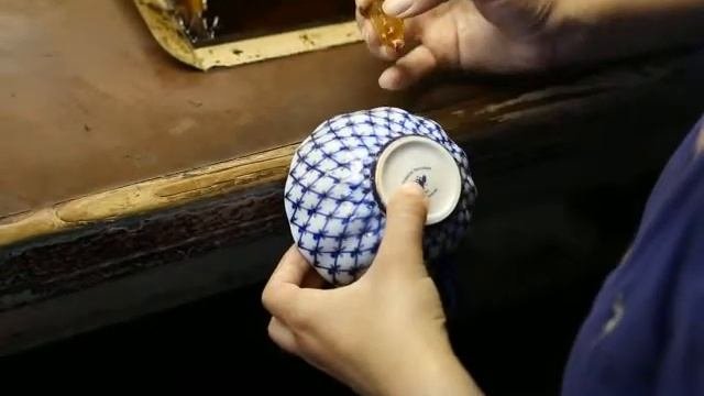 Как производится фарфоровая посуда. Золото на знаменитой кобальтовой сетке