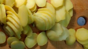 Картошка с СЕЛЕДКОЙ запеченная в ДУХОВКЕ С ЛУКОМ по - ФИНСКИ. Дешевле и вкуснее еще надо поискать.