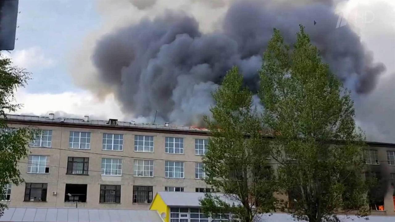 В Смоленске почти 12 часов боролись с крупным пожаром на трикотажной фабрике