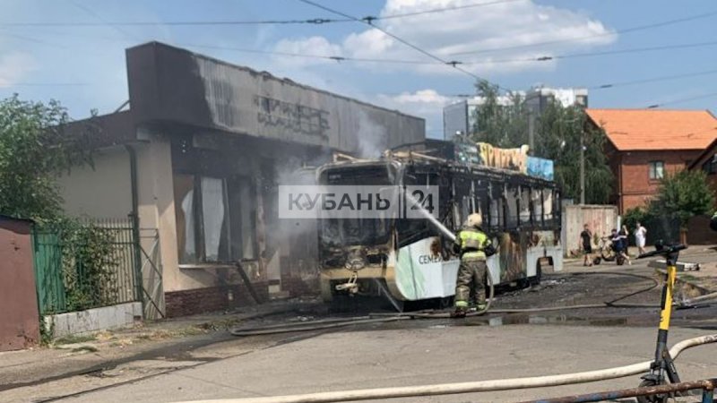 Трамвай загорелся на конечной остановке в Краснодаре
