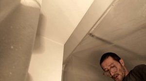 Потолок закрываем пленкой для покраски стен
