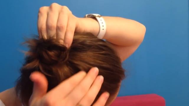 Как сделать пучок без резинки и заколок / How to make hair buble without hair-slide and scrunchy
