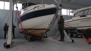 Рабочие моменты. Установка катера на кильблок с помощью подьемника.