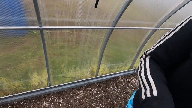 Дача в середине октября. Готовим почву в теплице к зимовке и удобряем. смотреть онлайн