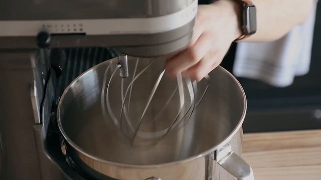 Recreating Levain Chocolate Chip Cookies Feat. Binging with Babish смотреть онлайн