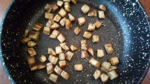 Салат с колбасой и жареными баклажанами