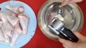 Куриная голень в духовке с черносливом