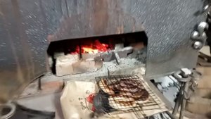 приготовление колбасок в кузнечном горне