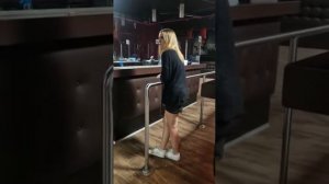 Русский скот ударил хрупкую немецкую девушку.