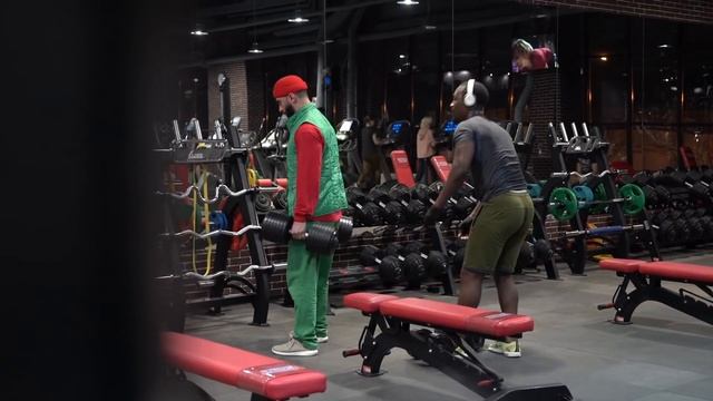 Мастер спорта притворился уборщиком в зале