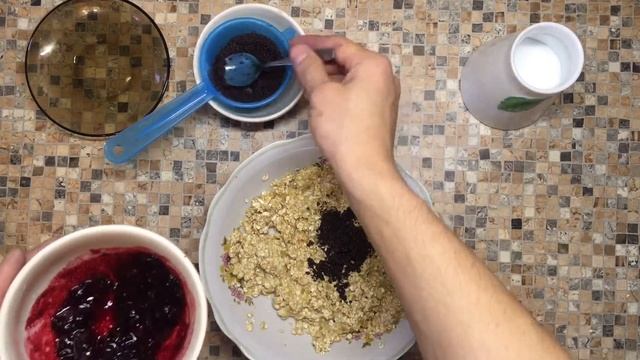 Овсяные оладьи с бананом и чёрной смородиной.