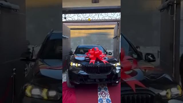 Умар Кремлев подарил машину Баходиру Жалолову  на свадьбу..!