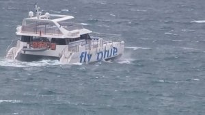 Большой катамаран на волнах  Марбелья 2017