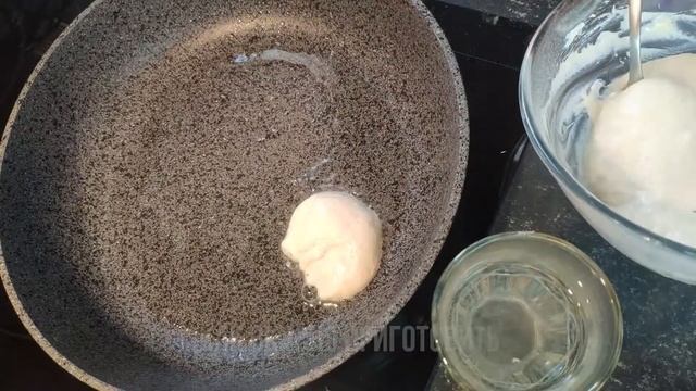 Вот секрет пышных оладьев как пух, которые не опадают! Два рецепта оладушек на кефире и без дрожжей