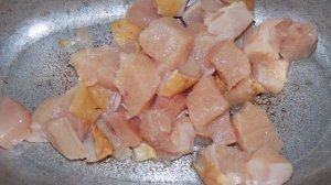 Макароны с куриным филе и луком в утятнице