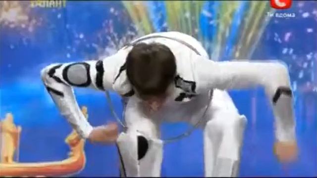 Артист оригинального жанра. Номер "Эквилибр на катушках"