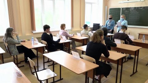 Российские выпускники сдают самый массовый Единый госэкзамен - по русскому языку