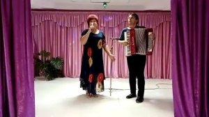Душевно поет "Не возвращайся"