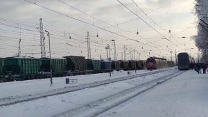 ЭП 20-019 с поездом №21 и 3ЭС5К-852 с грузовым поездом прибывают на станцию Апатиты,22.02.2022г.
