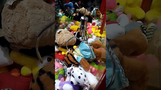 Очень трудно стало достать игрушку, но всё равно надеемся выиграть. смотреть онлайн