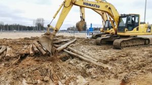 Два машиниста экскаватора играючи перекладывают лежнёвку.