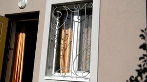 Фасад дома на окнах наличники из пенопласта решетка ковка на улице, утепление частного дома